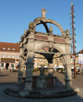 Renaissancebrunnen und Rathaus